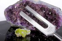 Sonic with amethyst and green crystal